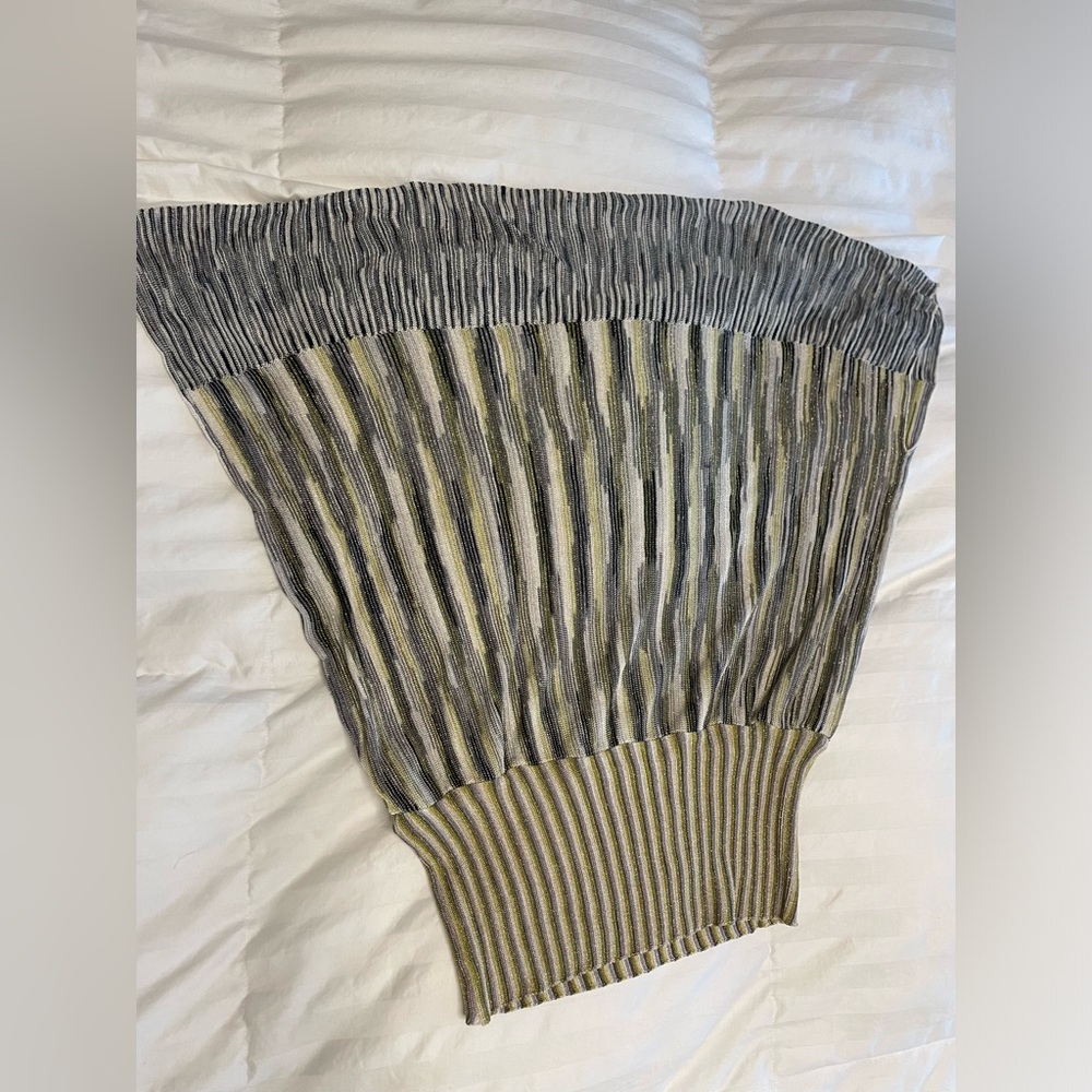 Gray and Yellow Sleeveless Pleated Ribbed Blouse